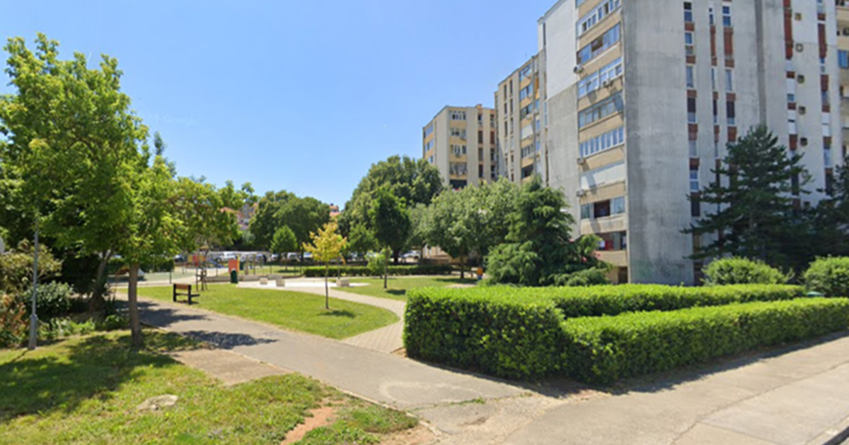 Stajao potpuno gol na prozoru svog stana. Blizu je dječji park
