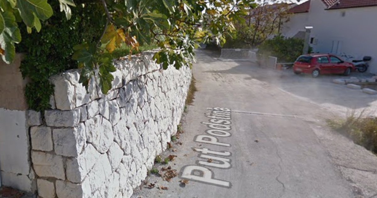 Vozilom blokirao ulicu na Hvaru. Na vjetrobransko staklo stavio natpis 