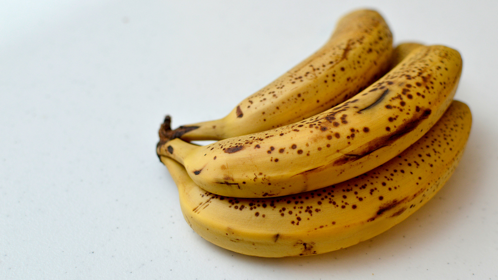 Prestanite bacati prezrele banane - zamrznite ih i koristite za kolače