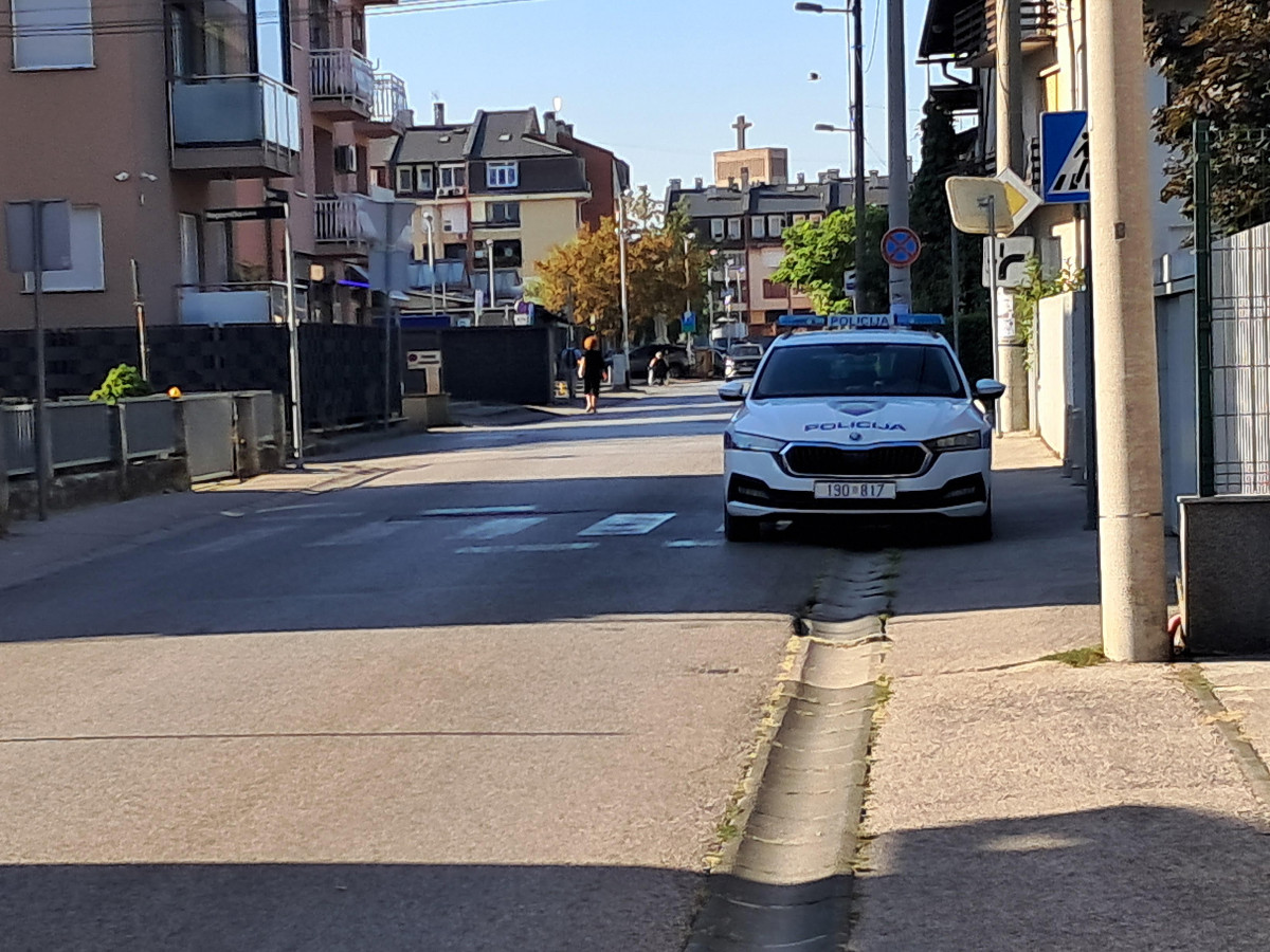 Policijski auto parkiran na zebri u Zagrebu
