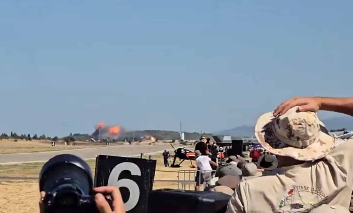 VIDEO Vojni avion srušio se na aeromitingu u Grčkoj. Traje potraga za dvojicom pilota