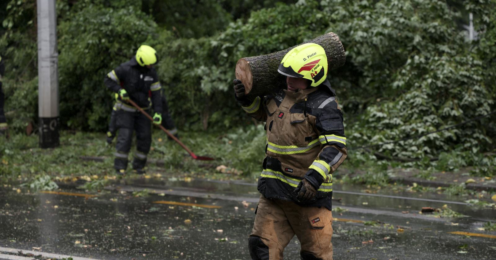 Zagrebački vatrogasci nakon nevremena uklanjali stabla, izvlačili aute iz podvožnjaka