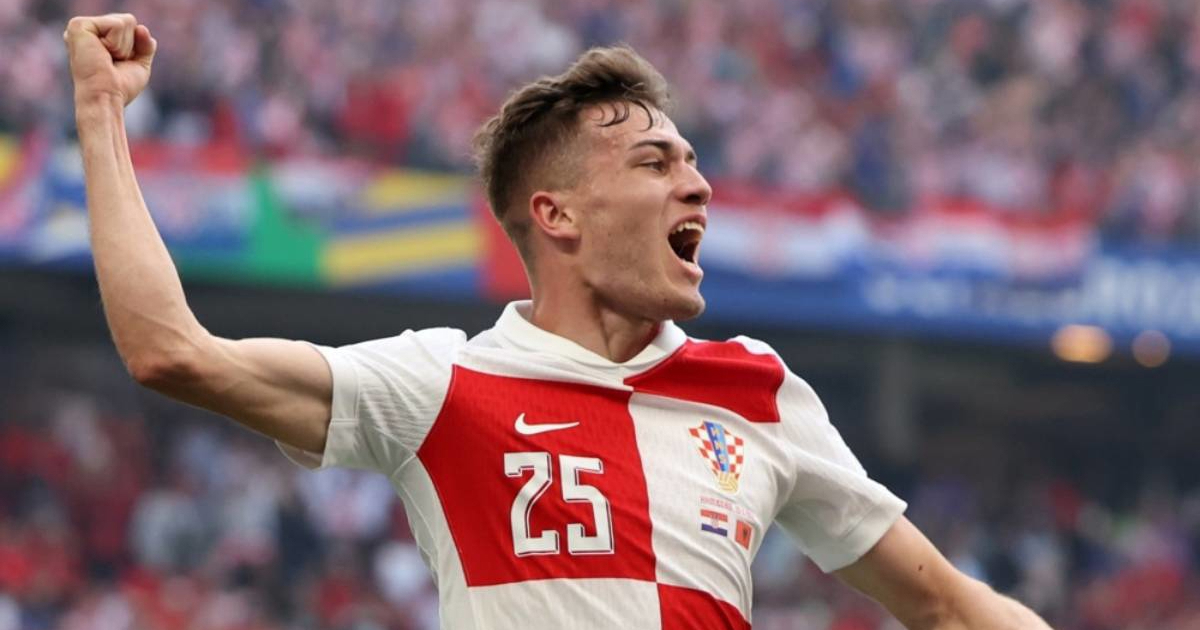 FOTO Hrvatski reprezentativac na odmoru pozirao u dresu Hajduka. Navijači oduševljeni