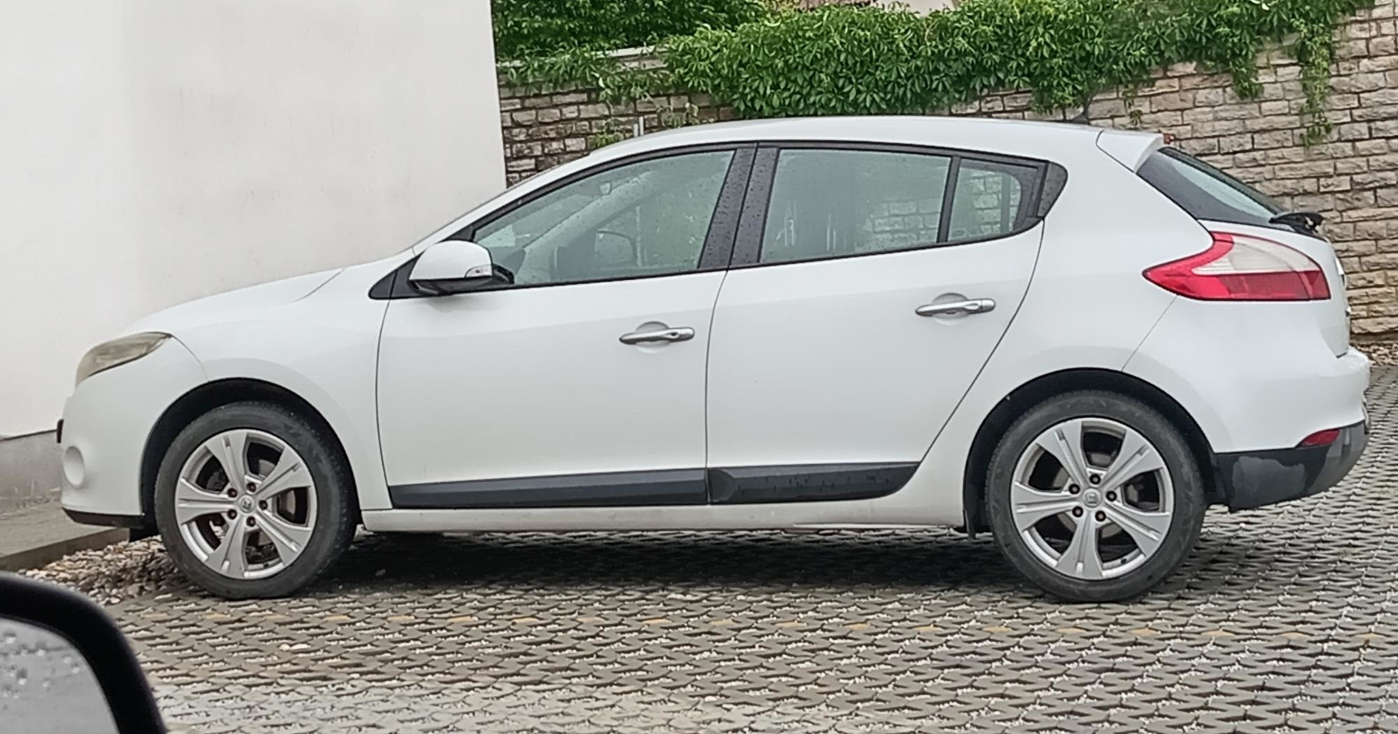Prodaje se Renault Megane iz 2009. za 3200 eura. Ima kompletnu servisnu povijest