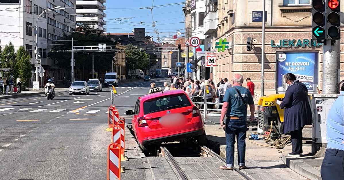 FOTO Taksi upao u raskopane tramvajske tračnice na Kvatriću