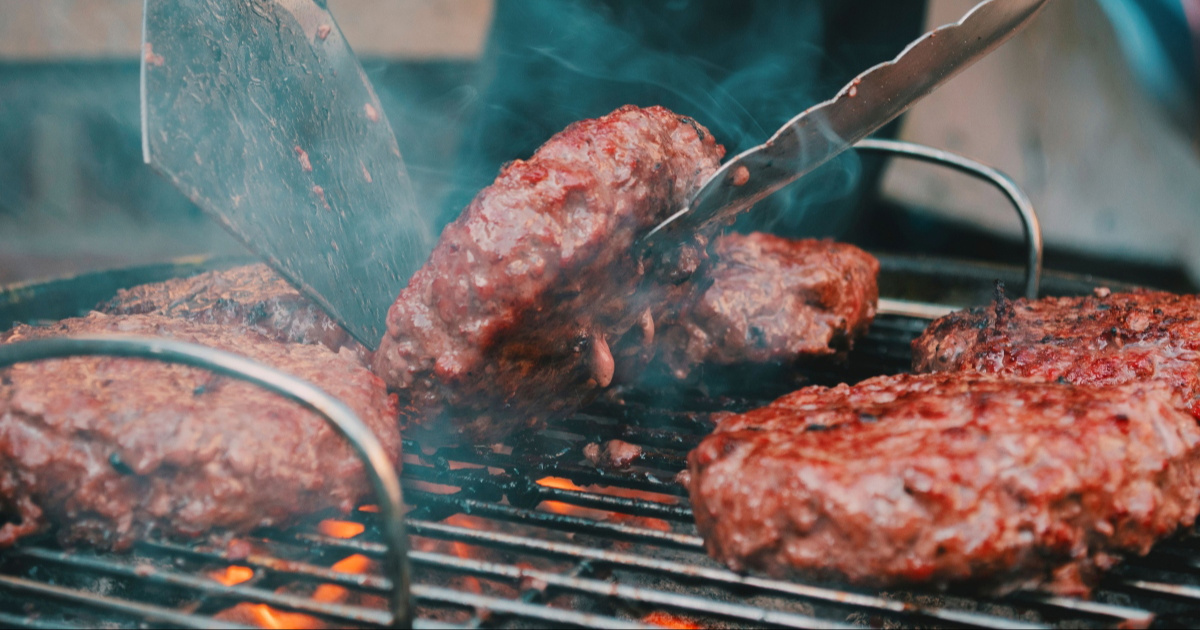 Trik s kockicom leda čini burger puno sočnijim. Isprobajte ga