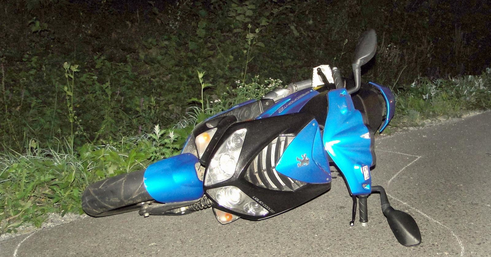 Zagrepčanin pijan vozio moped u Novalji. Sletio s ceste i udario u stablo