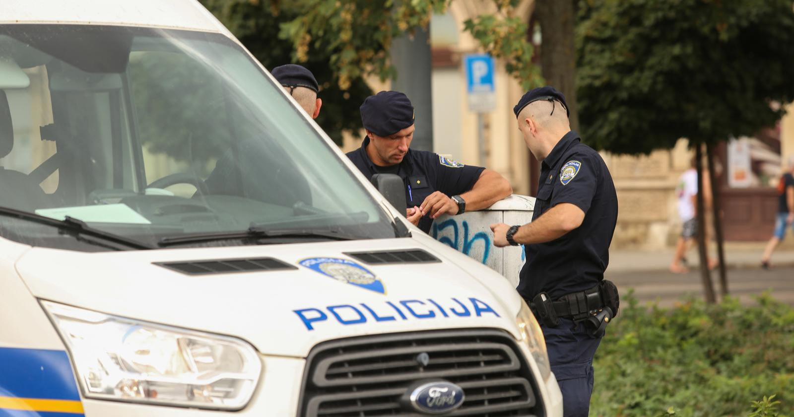 Talijan (73) na Lošinju štapovima zamahivao prema policajcima pa jednog udario