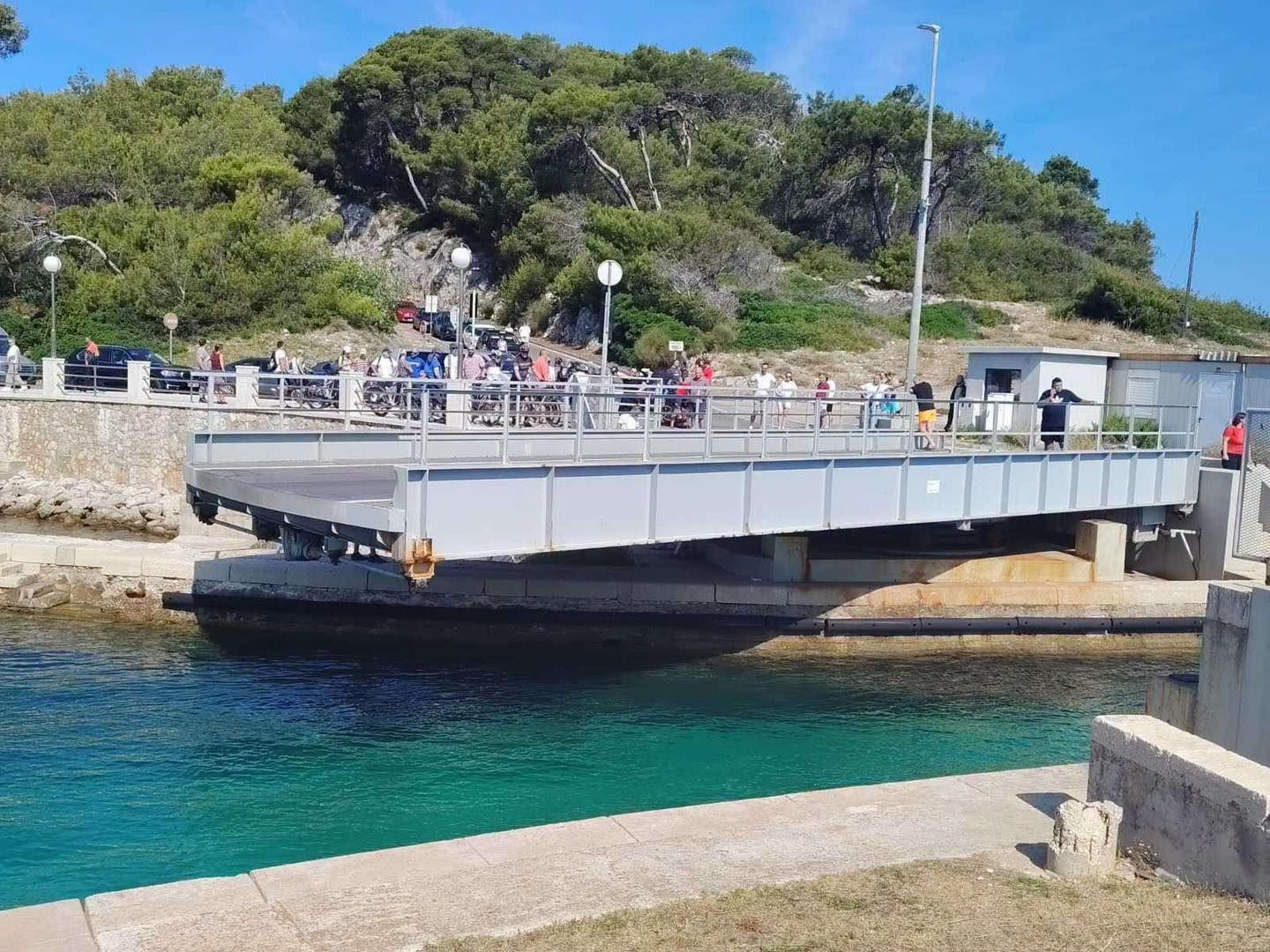 Most Privlaka ostao zaglavljen u otvorenom položaju jutros. Sad je popravljen