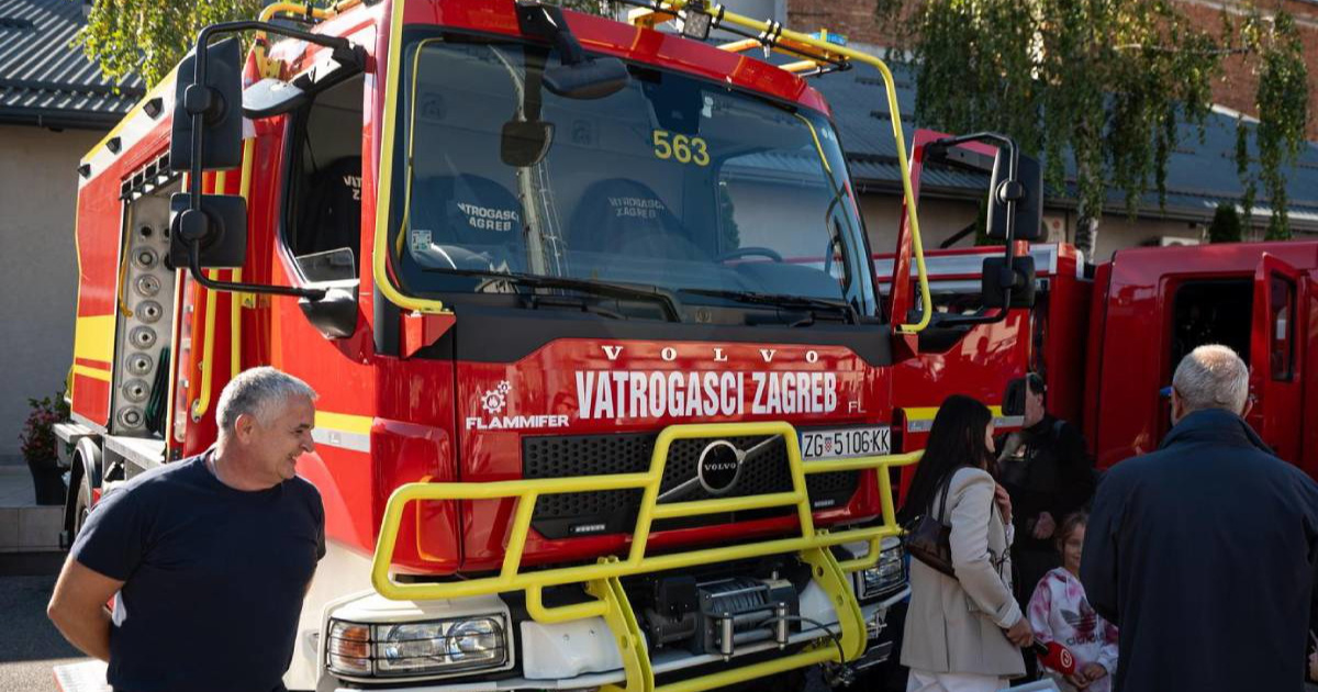 Zagrebački vatrogasci spasili haskija koji je visio s nadstrešnice na 10 metara