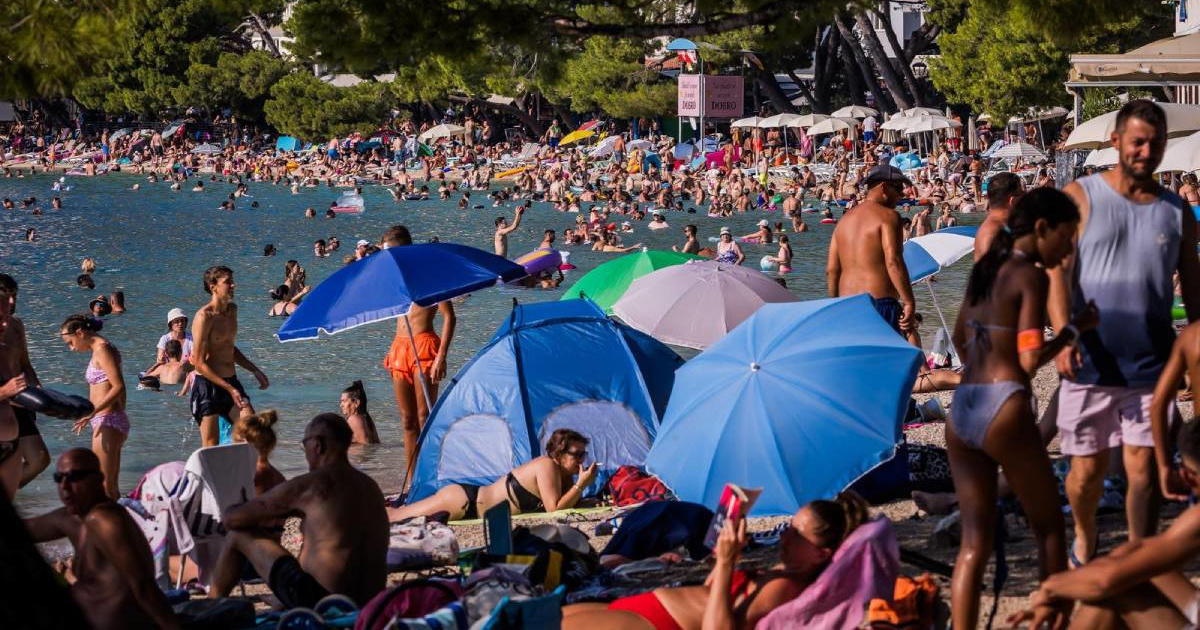 Osvanule nove fotke iz Makarske, slobodno mjesto na plaži teško je pronaći