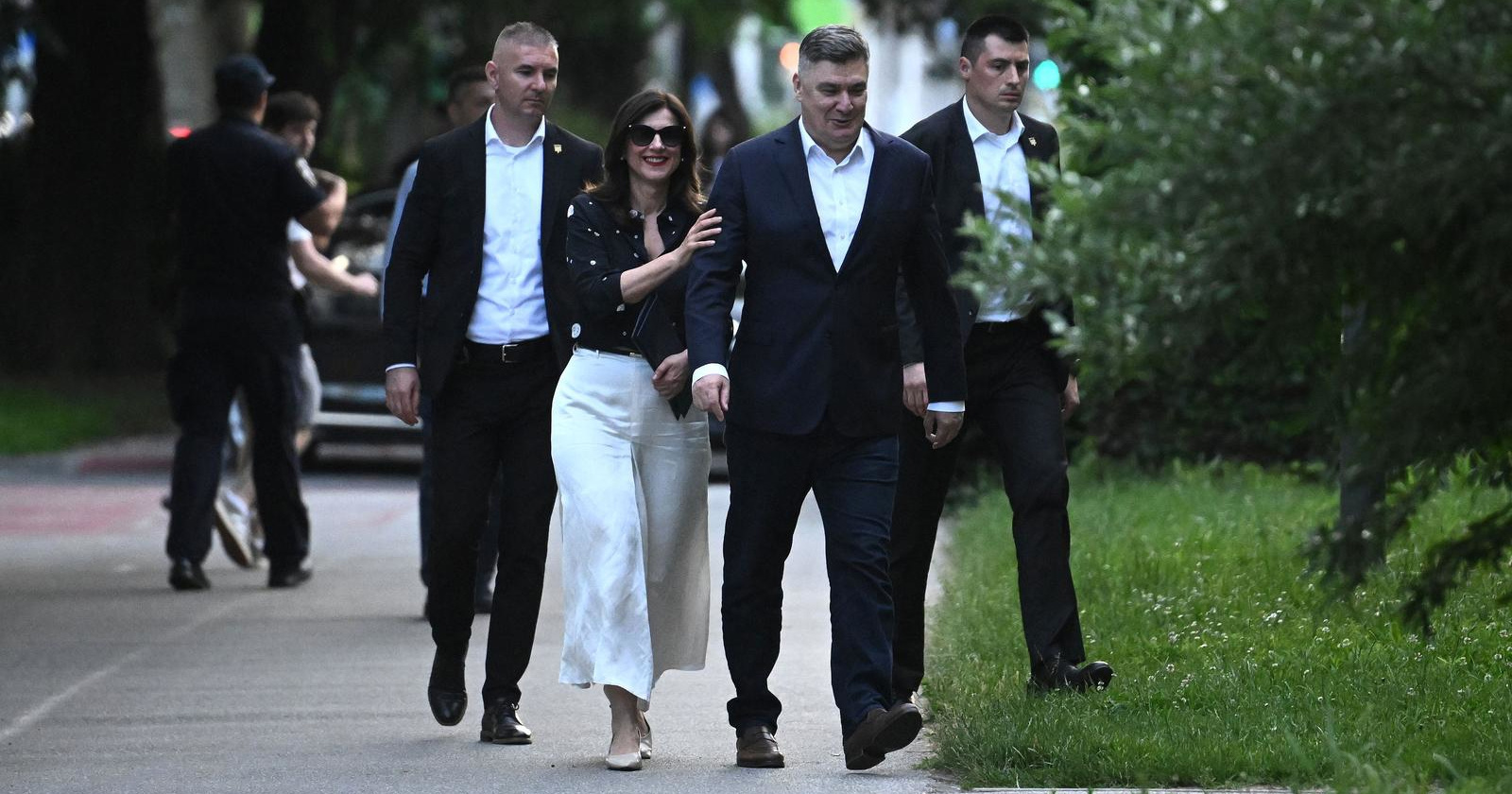 Milanovići se pojavili na izložbi, Sanja oduševila elegantno