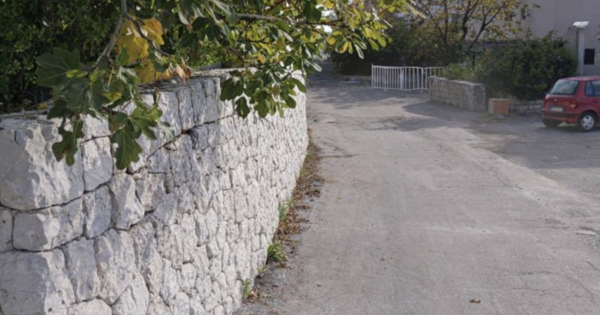 Vozilom blokirao ulicu na Hvaru. Stavio natpise 