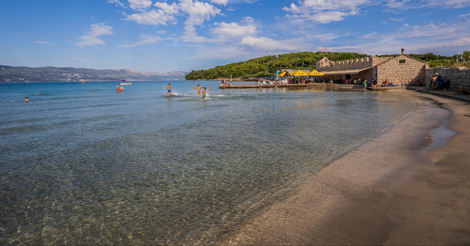 Na plaži na Korčuli pronađena Escherichia coli, ne preporučuje se kupanje