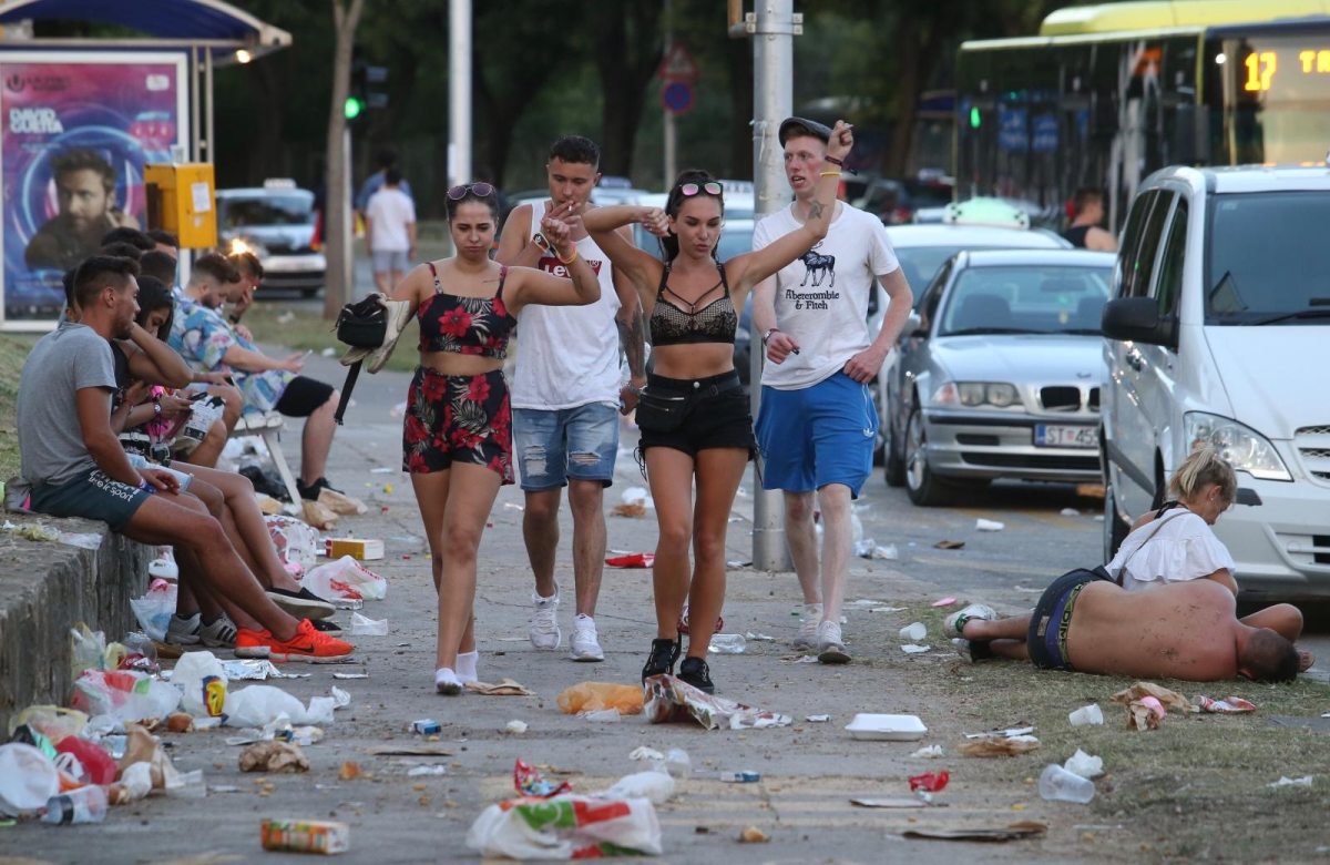 Ljudi spavaju na ulici, smeće posvuda: Apokaliptični prizori u Splitu nakon  prve večeri Ultre - Index.hr
