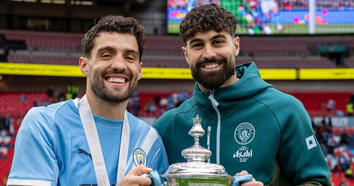 Kovačić i Gvardiol se fotkali s trofejom FA kupa