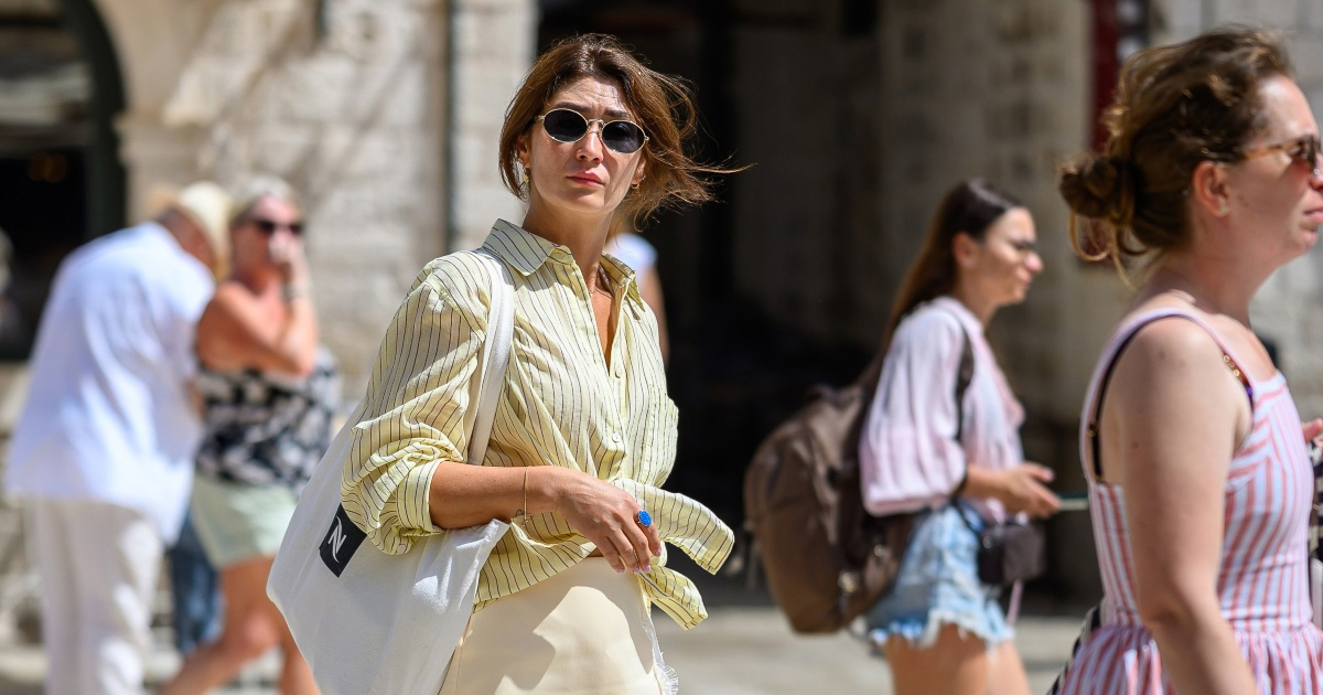 Prugasta košulja i čipkasta suknja stvorile su savršen ljetni outfit