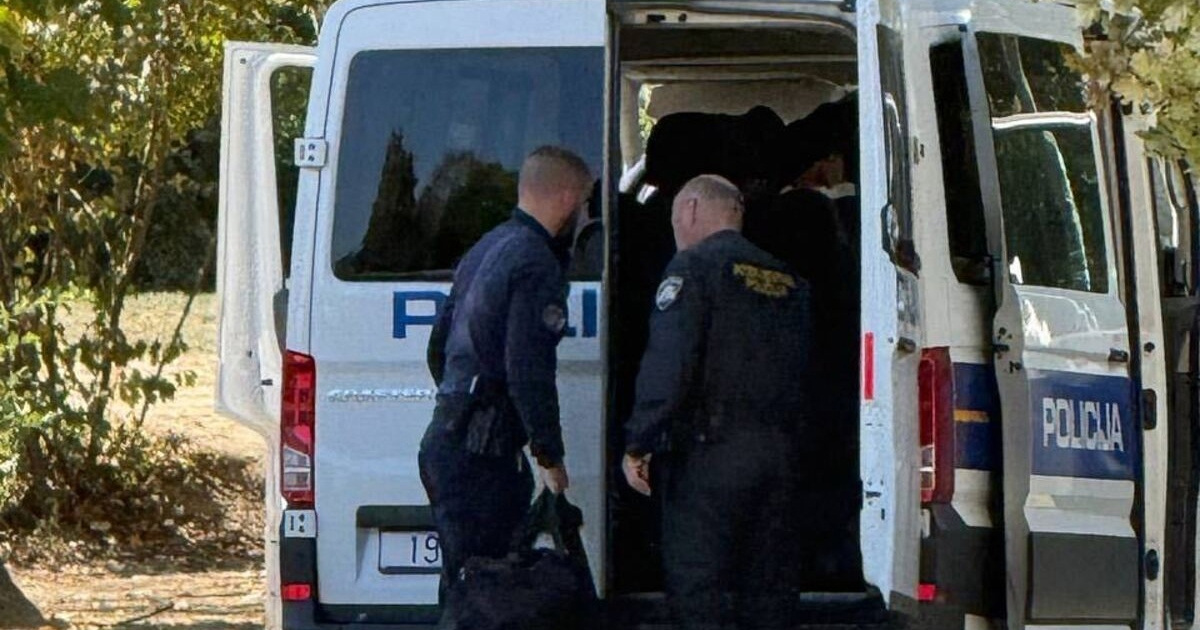 FOTO Škola u Sigetu evakuirana zbog dojave o bombi. Policija pregledava zgradu