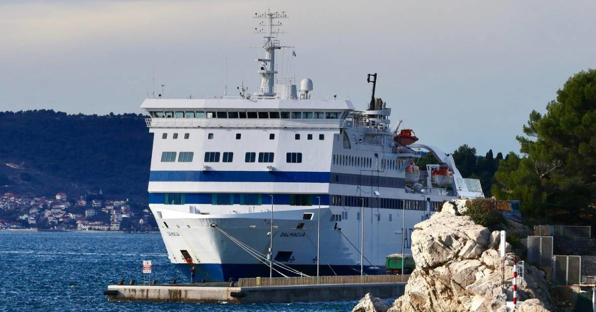 Najveći brod Jadrolinije u kvaru. Putovanja prema Italiji otkazana