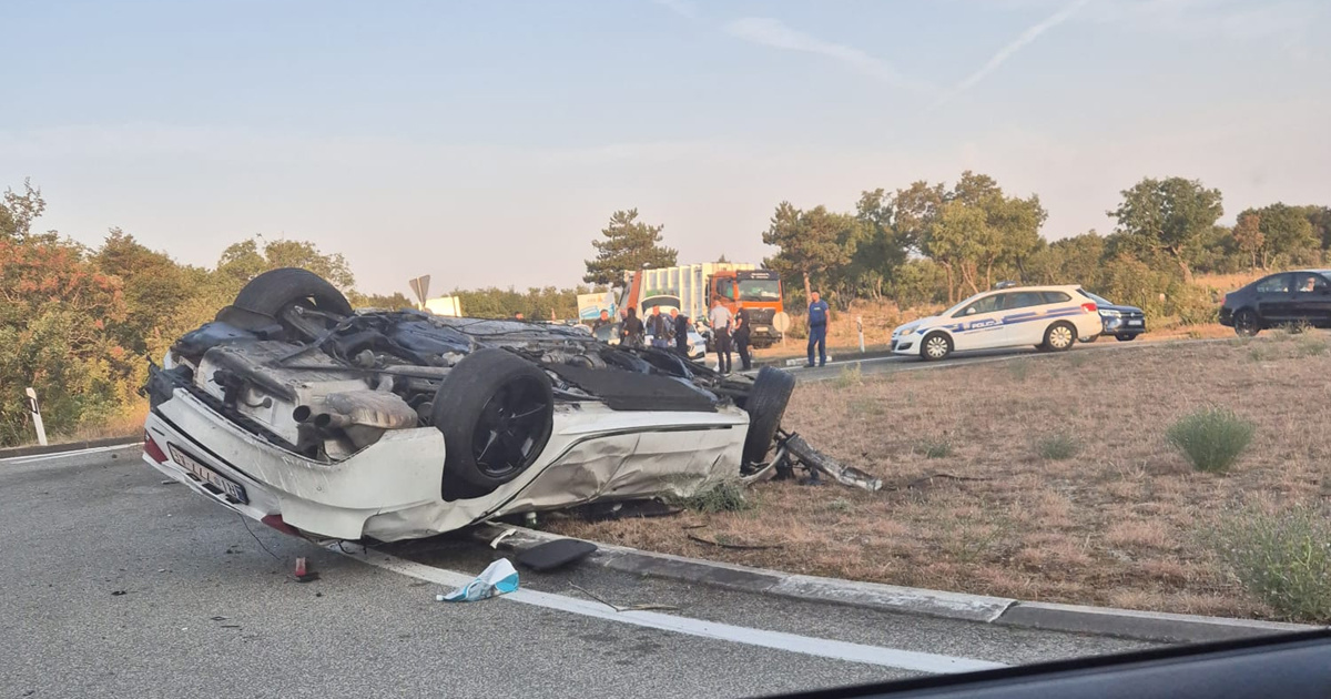 VIDEO Prometna kod aerodroma na Krku. Auto završio na krovu, troje ozlijeđenih