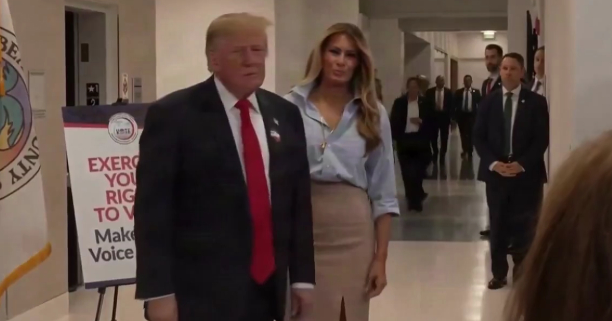 Trump glasao na Floridi pa stavio naljepnicu na odijelo