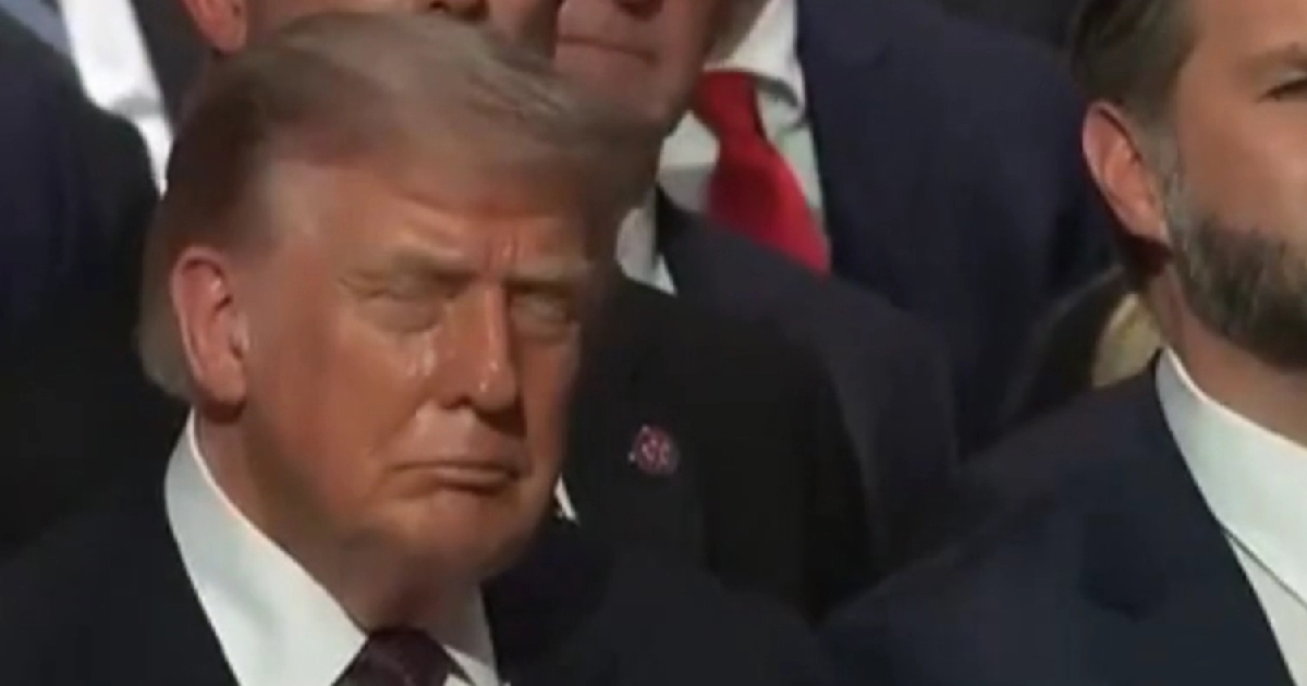 Trump zaspao na sprovodu? Bijela kuća: Razmišljao je o gubitku dragog prijatelja
