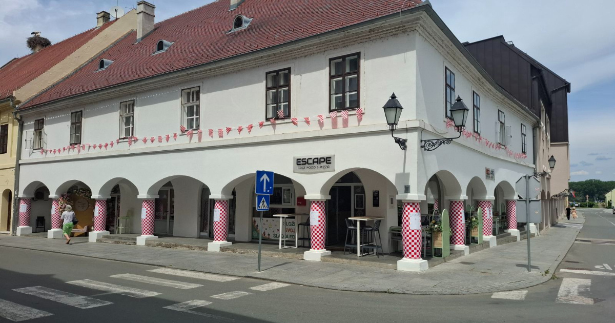 Barokni stupovi u Vukovaru ukrašeni kockicama i prezimenima 