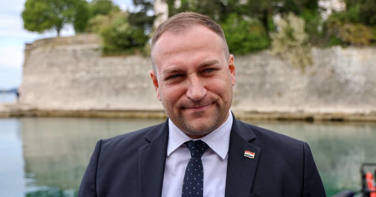 Ministar Vlajčić pokazao kako je izgledao kao mladić, objavio fotku s bratom i majkom