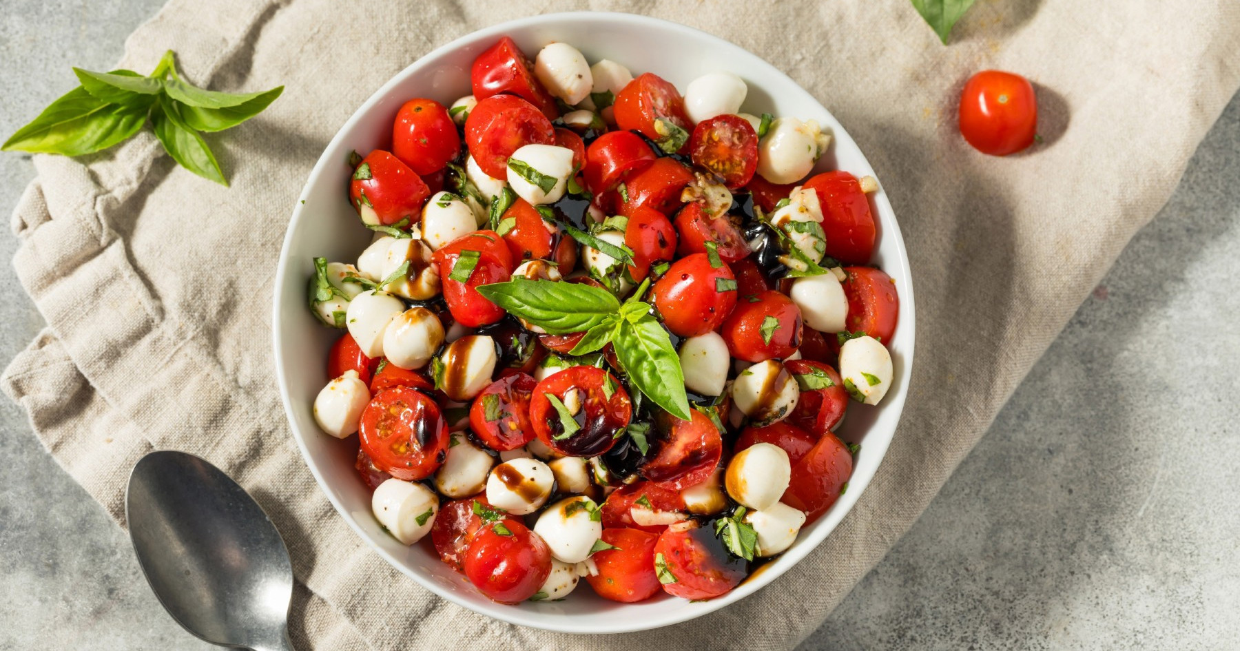 Brza i osvježavajuća Caprese salata gotova za 15 minuta, radit ćemo je cijelo ljeto