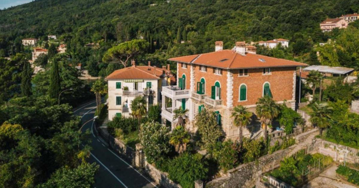 U Lovranu se prodaje apartman s tri sobe i pogledom na more.