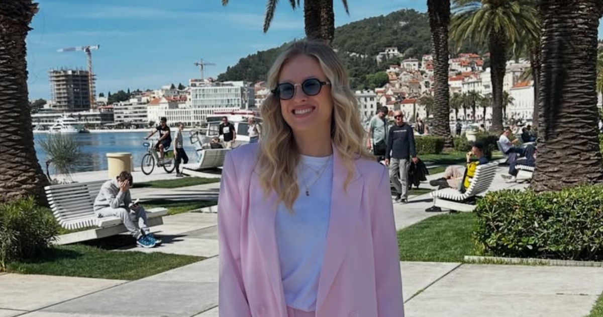 Domenica prošetala uz more u ružičastom odijelu i izgleda sjajno