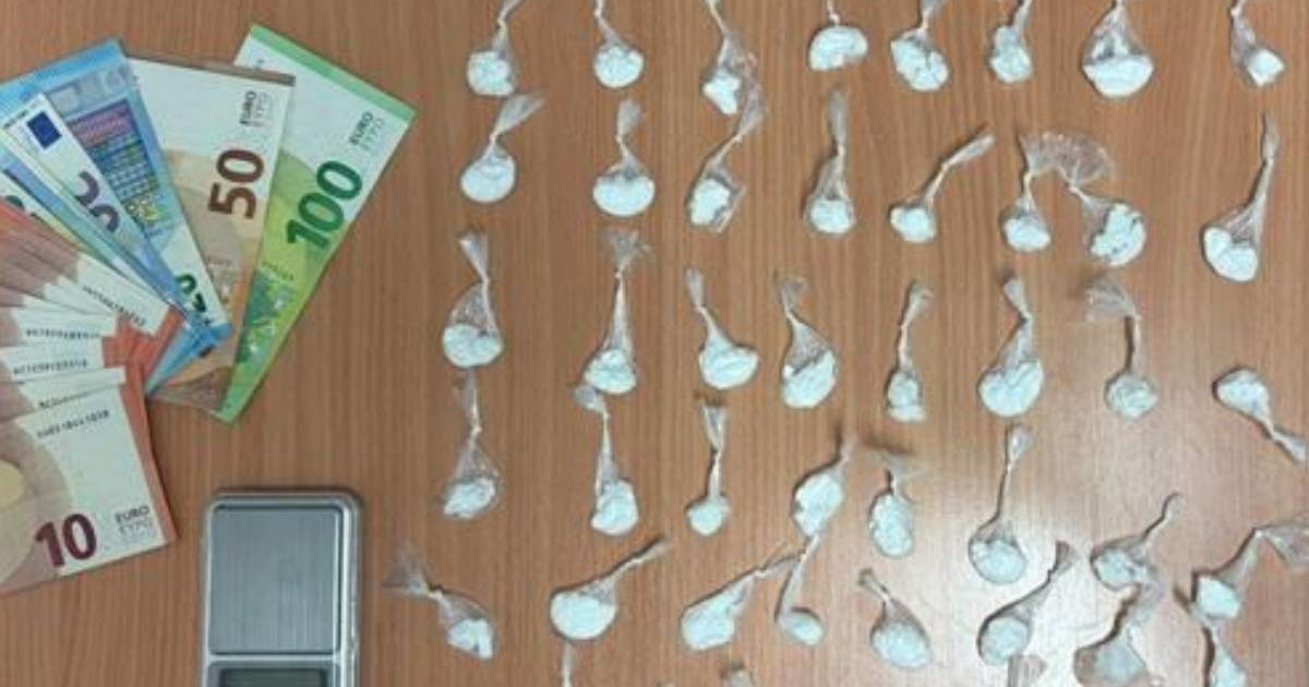 Muškarac (38) u Šibeniku ugledao policajce pa bacio kutiju punu kokaina