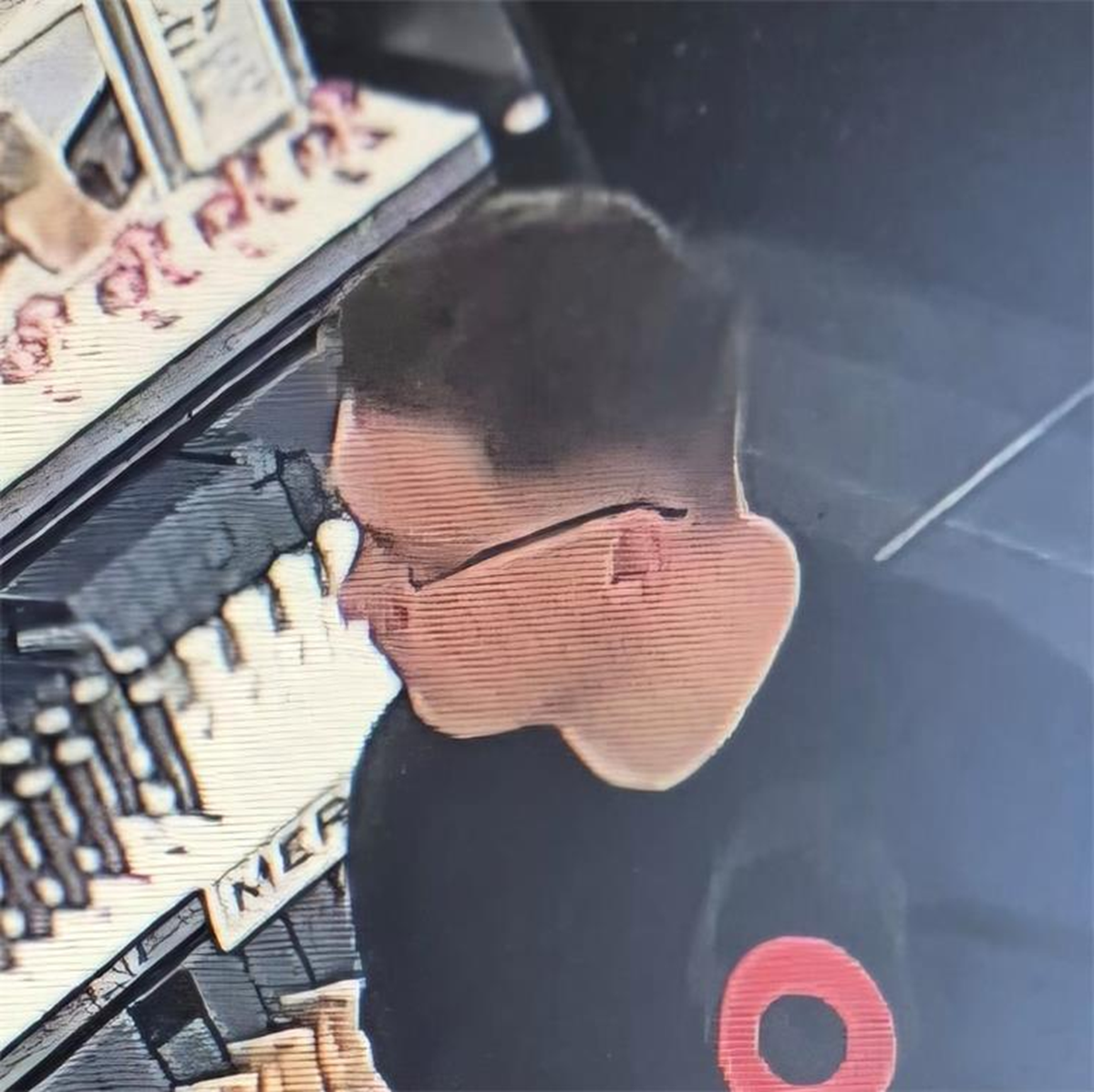 Policija traži ovog čovjeka zbog krađe više parfema