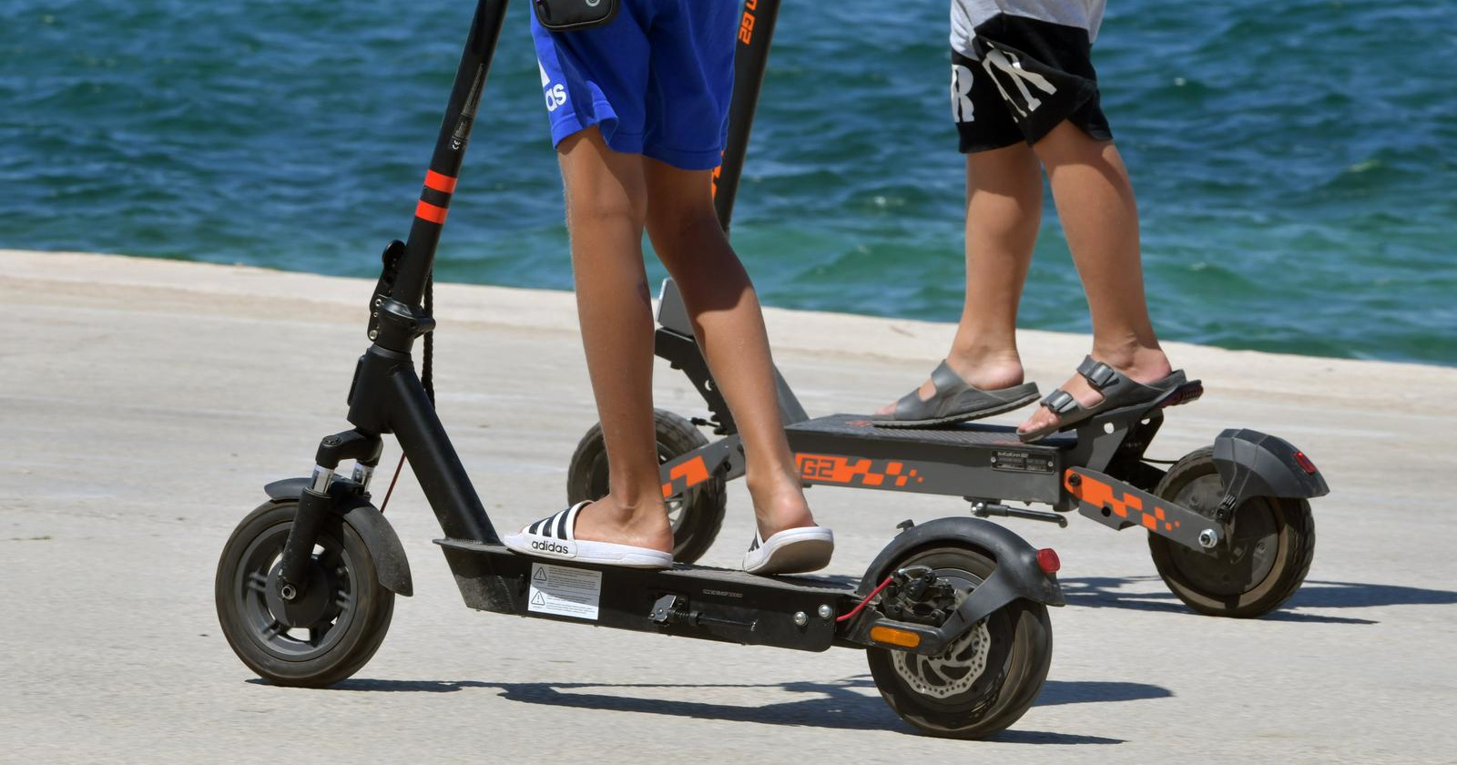Makarska zabranjuje vožnju električnih romobila na nogostupima
