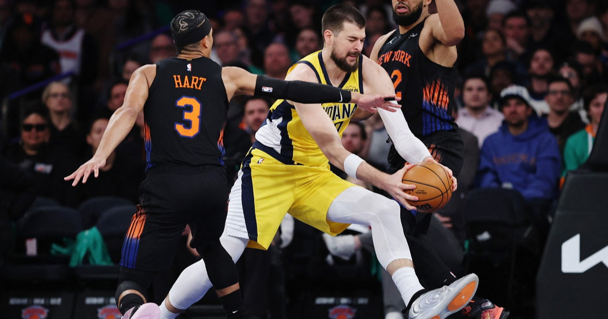 Zubac se ozlijedio. Izgleda ružno, a dvoranu je napustio na štakama