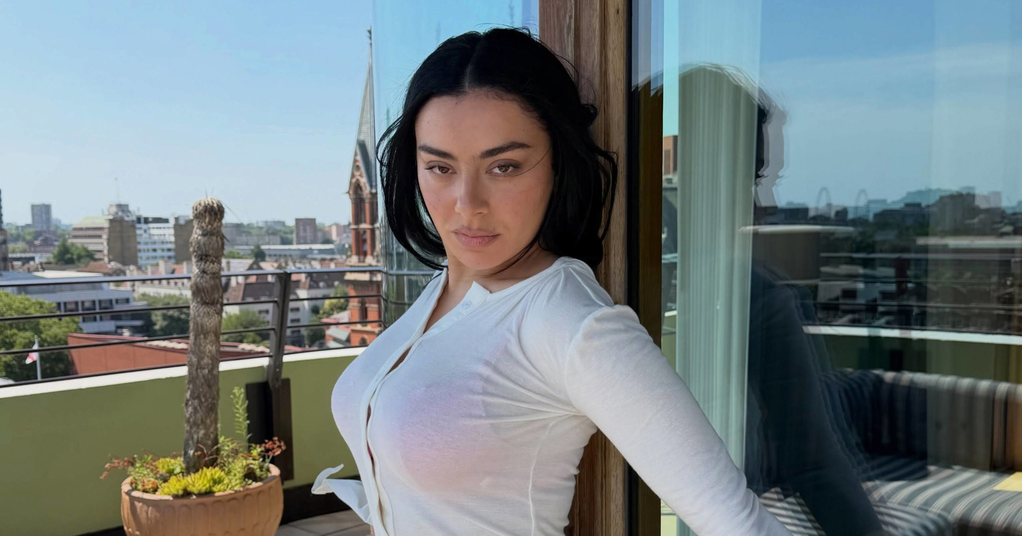 Charli XCX zabrinula fanove: "Tijekom cijele turneje borim se s bolešću"