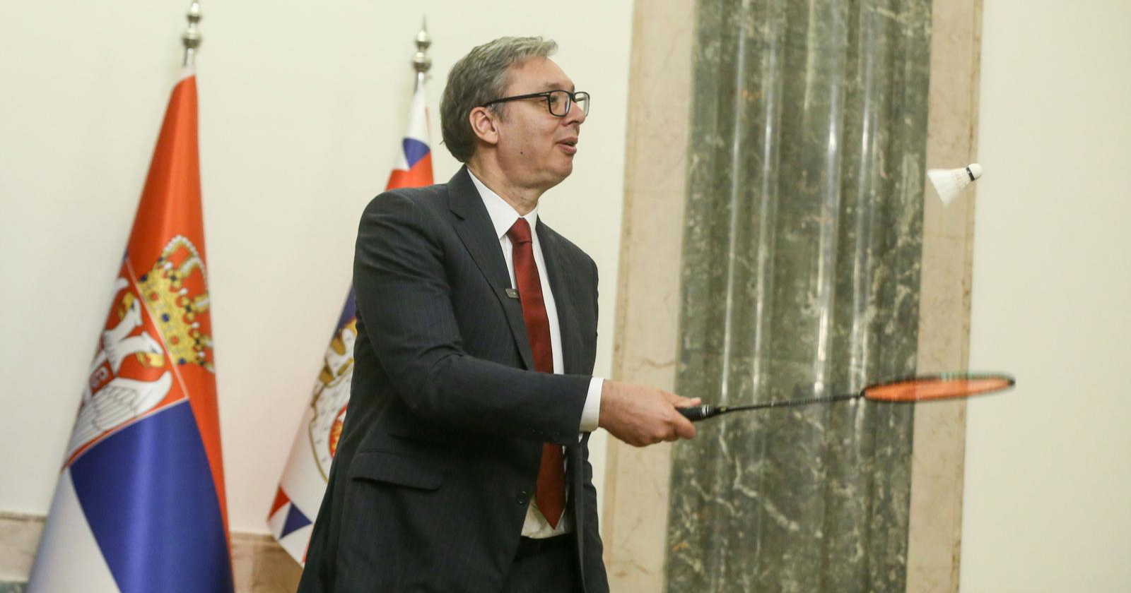 FOTO Aleksandar Vučić dobio reket od igrača badmin