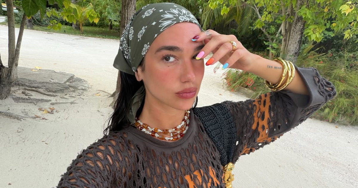 Dua Lipa oduševila fanove impresivnim stojem na glavi na dasci