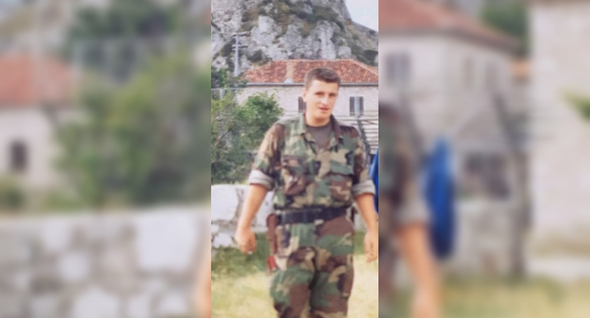 Bulj objavio fotku sebe na kninskoj tvrđavi 1995. godine