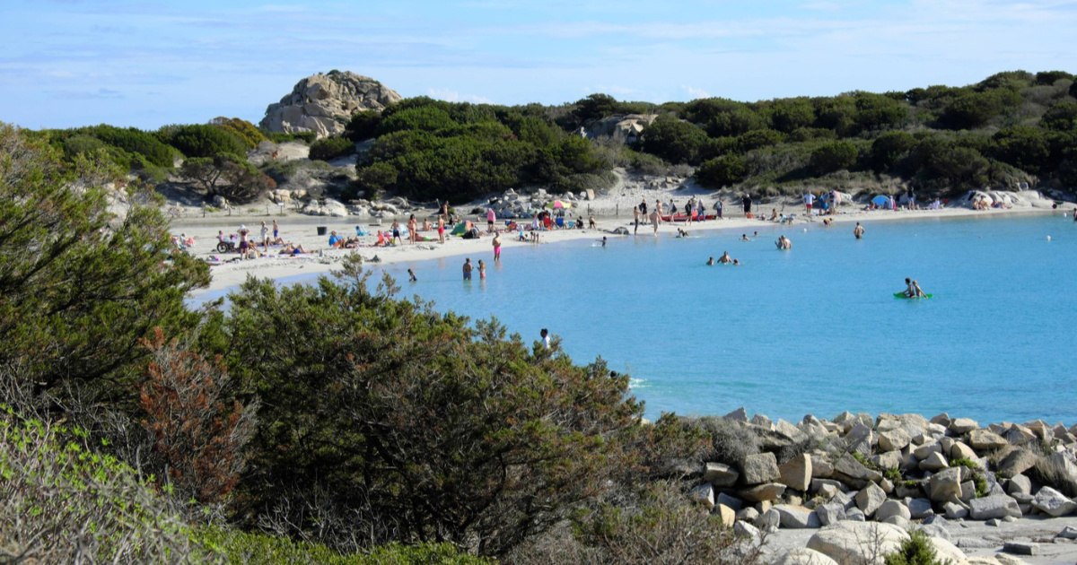 Na plaži na Sardiniji uvedena zabrana suncobrana za osobe od