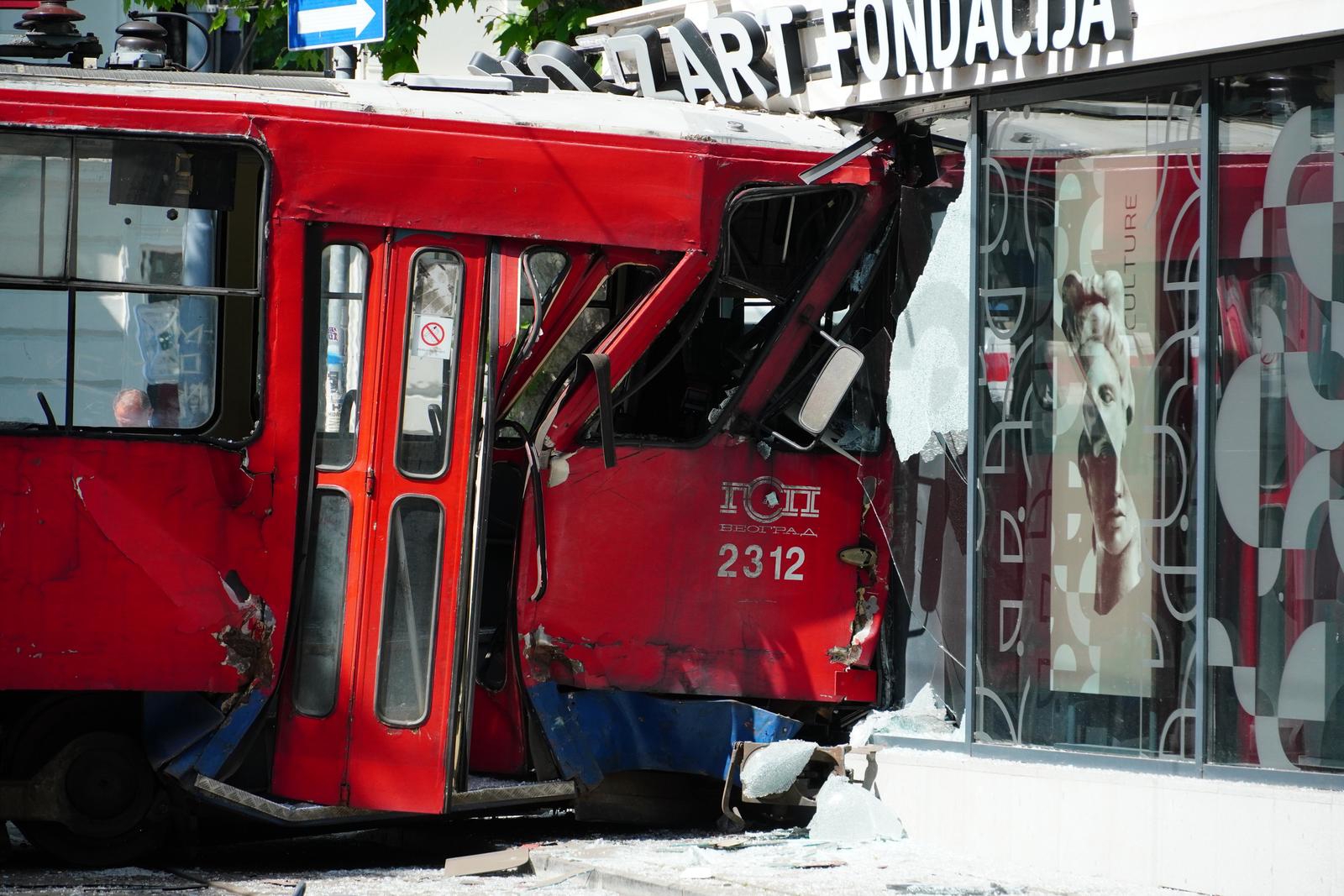 FOTO Tramvaj se zabio u zgradu u Beogradu