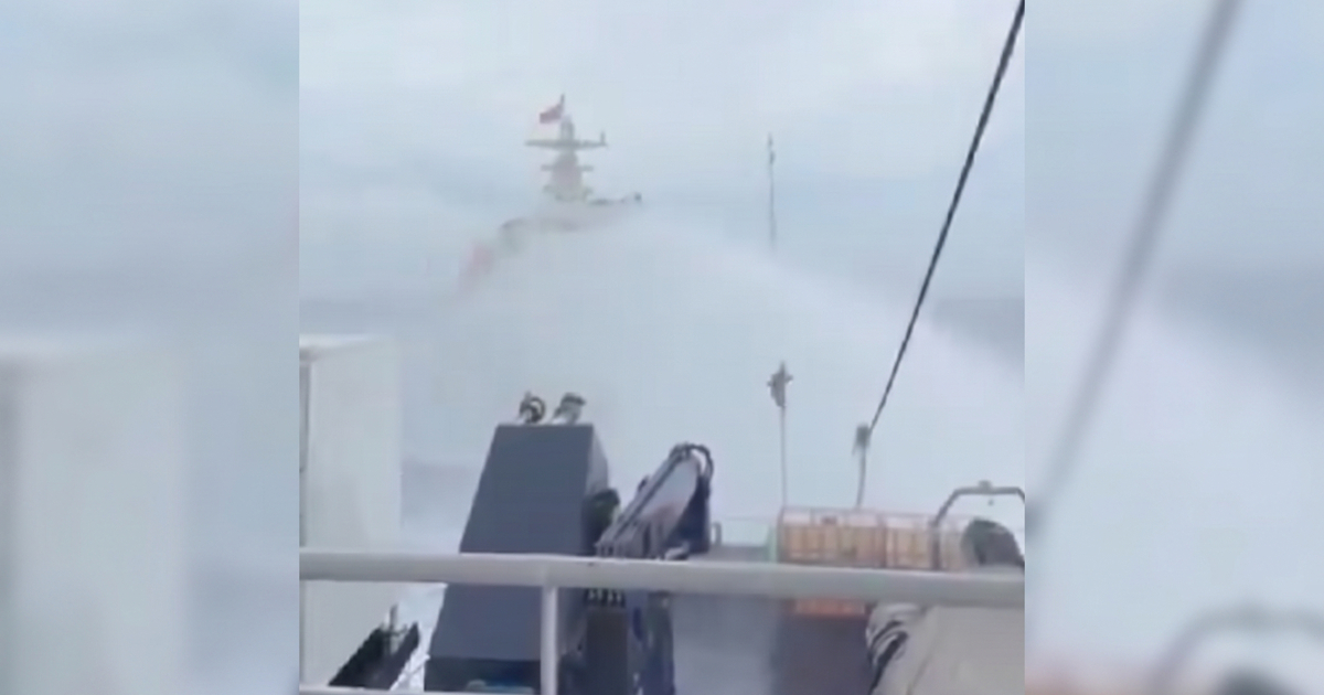 VIDEO Kineska obalna straža vodenim topovima gađala filipinske brodove