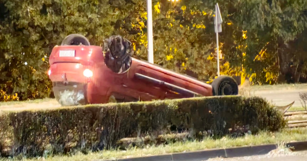 FOTO Auto završio na krovu na tramvajskoj pruzi u Zagrebu. Žena imala 3 promila