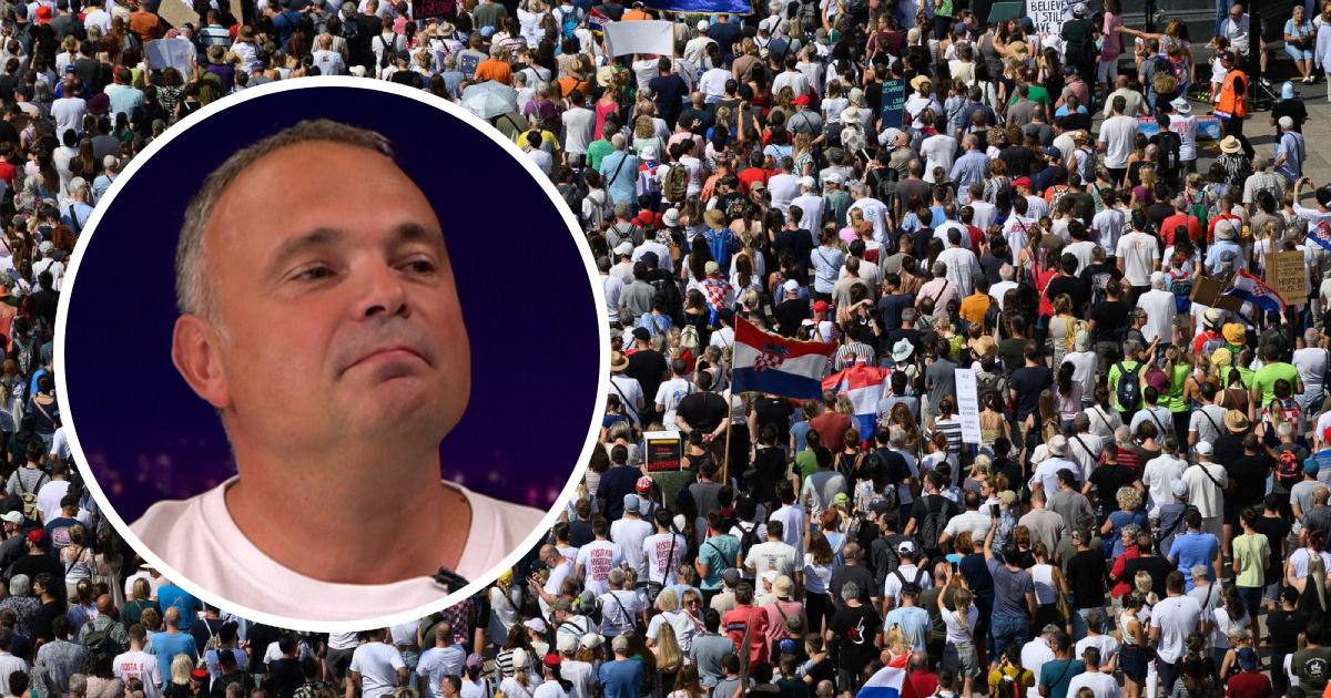 Organizator prosvjeda održao govor pred punim Trgom. Okupljeni skandirali: "Izdaja"