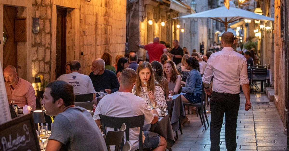 ANKETA Smeta li vam kad radnici u domaćim restoranima i kafićima ne govore hrvatski?