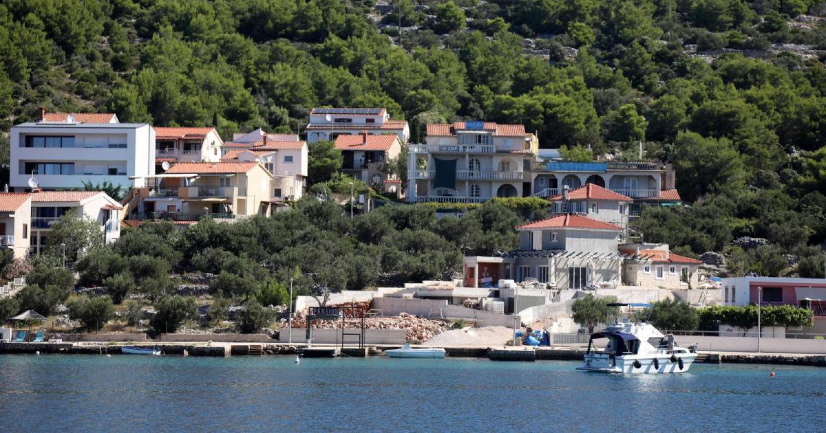 Nesreća na Kapriju: Zabili se brodom u obalu, mještani izvlačili ozlijeđene