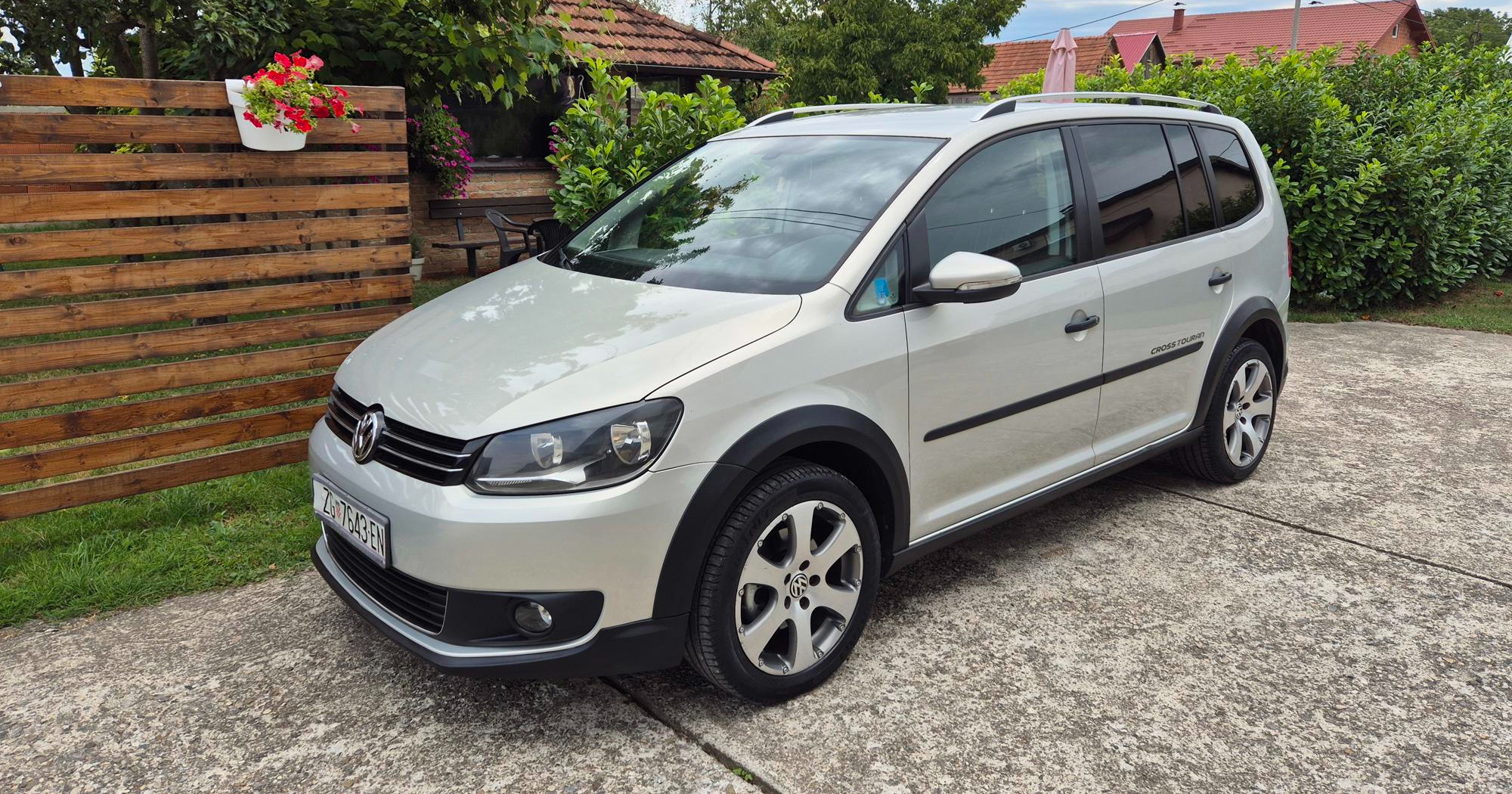 Tražite obiteljski auto? Ovaj VW Touran ima 7 sjedala i registraciju do listopada