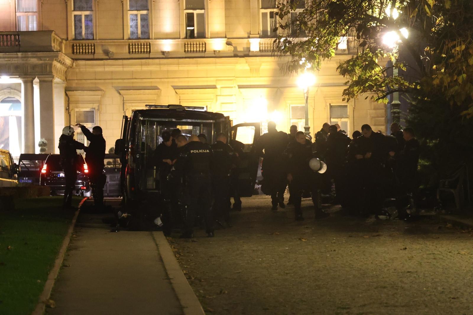 Vučićevci se okupljaju u Beogradu, viđeni ljudi u crnom. "Spremaju se za incidente"