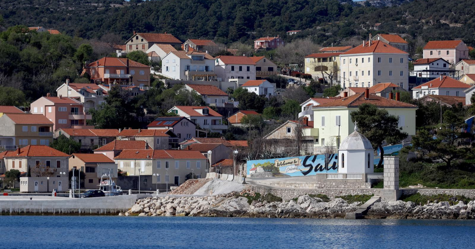 Brodica se nasukala kod Dugog otoka, spašeno četvero