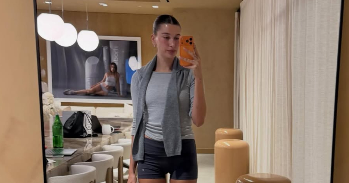 Hailey Bieber već nosi boju sezone. Cipele u toj nijansi izgledaju odlično